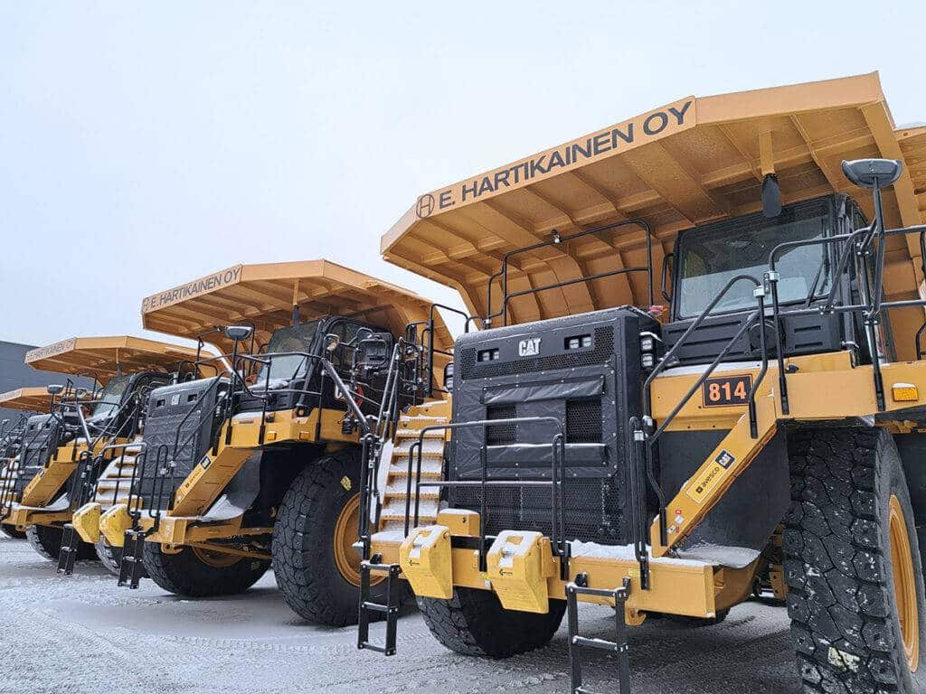 E. Hartikainen juhlii yhdessä Caterpillarin kanssa
