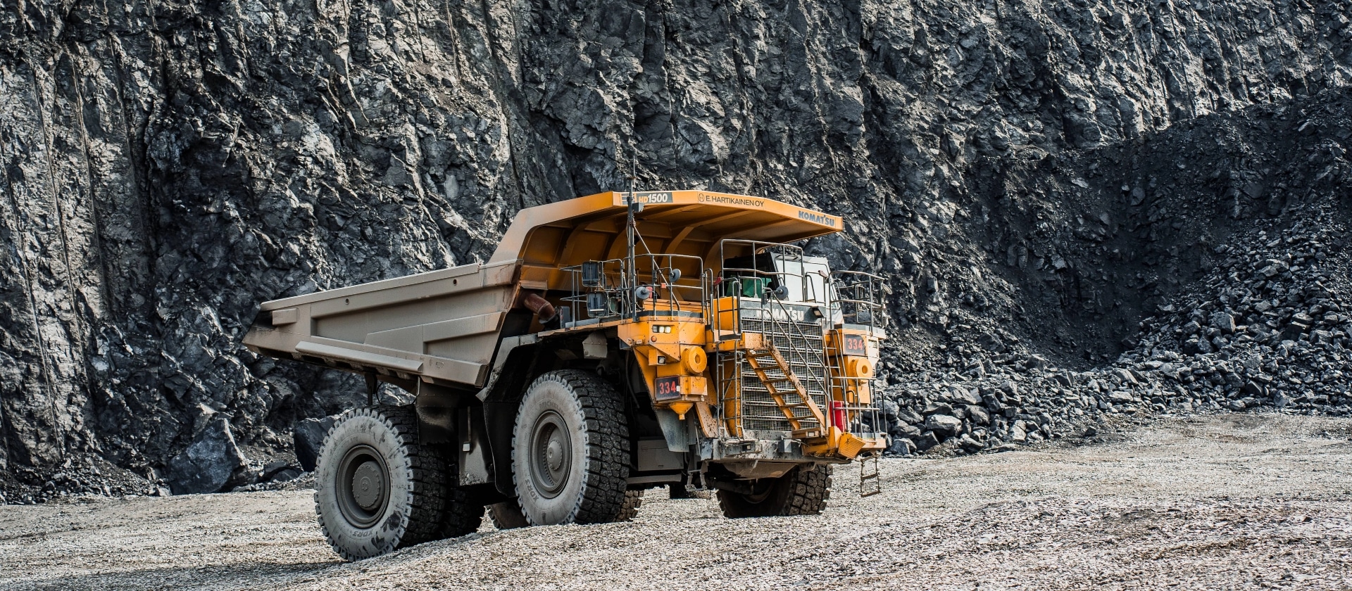 Suuri Komatsu kiviauto toiminnassa kivilouhoksessa.